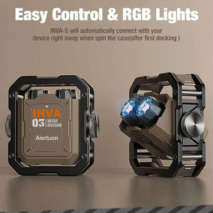 Fones TWS em estilo mecha dentro de um estojo de carregamento metálico e robusto, com luzes RGB e controles giratórios.