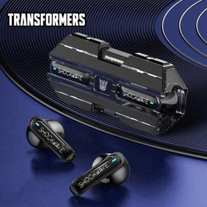 Schwarze Transformers Gaming-Earbuds im Shockwave-Design mit Ladecase auf blauem Hintergrund
