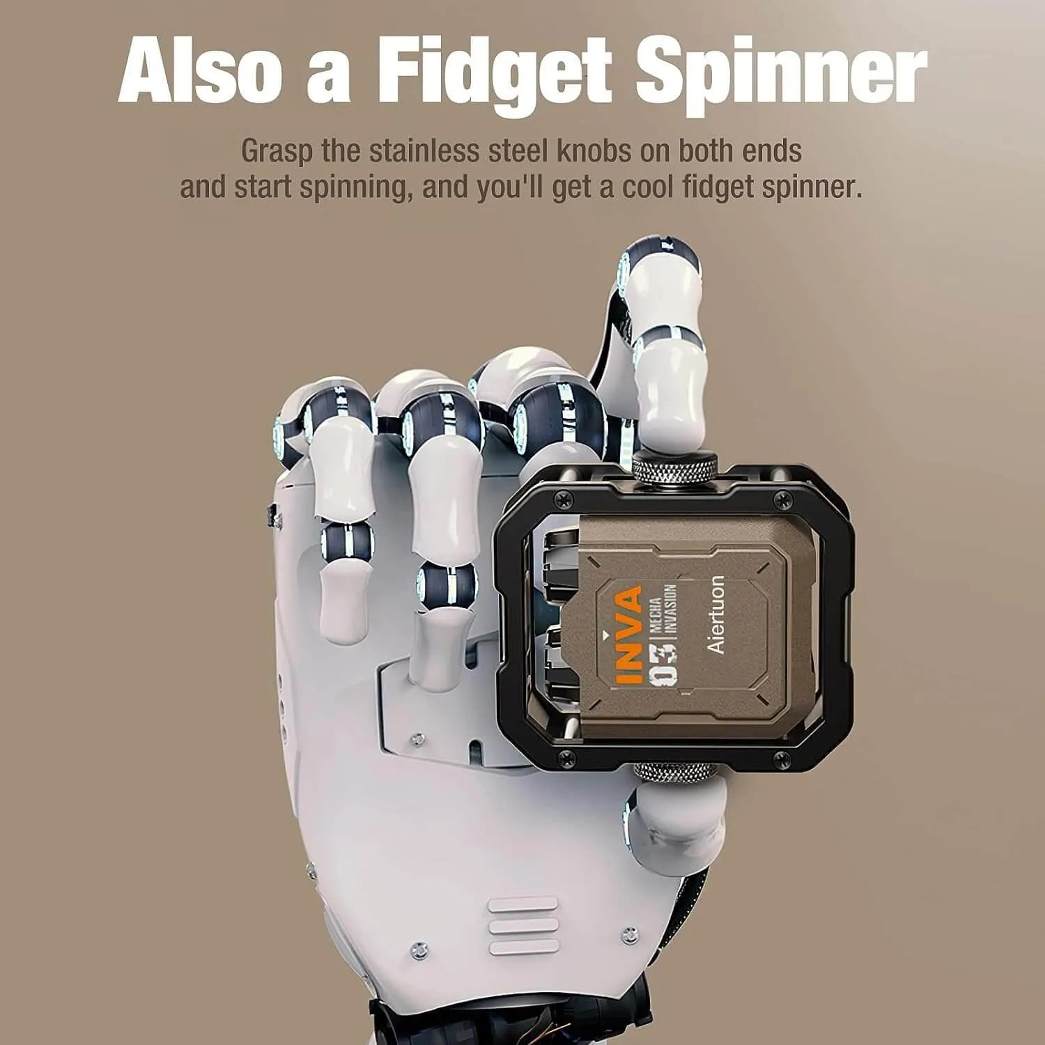 Mão robótica segurando estojo de fones TWS INVA S-03 com função fidget spinner sobre fundo bege