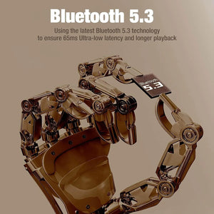 Mão robótica metálica segurando um chip Bluetooth 5.3 para promover a tecnologia dos fones sem fio