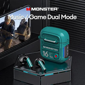 Fones gamer sem fio com estojo verde-azulado e fones pretos ao lado de um celular exibindo um videogame.