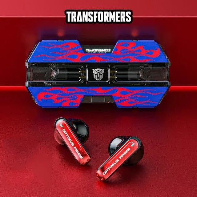 Kabellose Gaming-Earbuds im Transformers-Design mit Ladecase in blauer Flammenoptik auf rotem Hintergrund