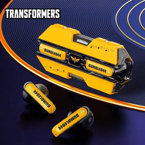 Gelb-schwarze Transformers Bumblebee Gaming-Earbuds mit Ladecase auf blauem Hintergrund.