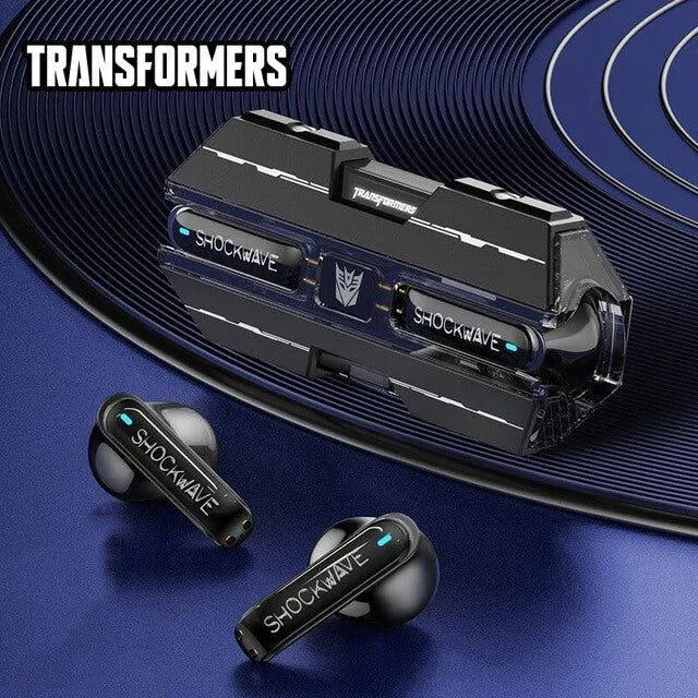 Schwarze Transformers Gaming-Earbuds im Shockwave-Design mit Ladecase auf blauem Hintergrund